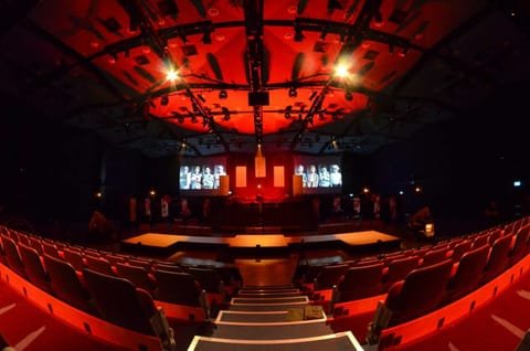 The Build — Set design